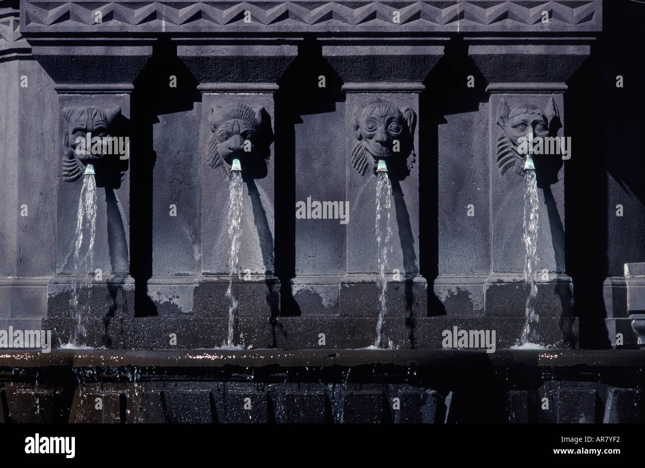 Schwarzen vulkanischen Steinbrunnen mit vier Tier Köpfe speien Wasser, Place De La Victoire, Clermont-Ferrand, Auvergne, Frankreich Stockfoto