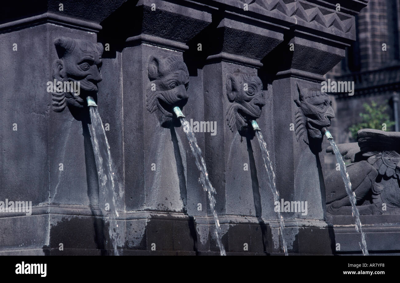 Schwarzen vulkanischen Steinbrunnen mit vier Tier Köpfe speien Wasser, Place De La Victoire, Clermont-Ferrand, Auvergne, Frankreich Stockfoto