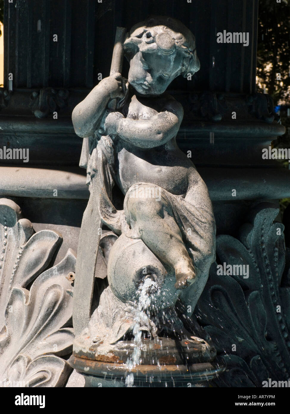 Costa Rica Alajuela Parque Central Brunnen Detail der Cherub im Sonnenlicht Stockfoto