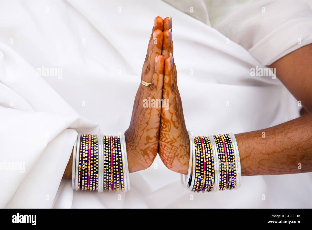 Inderin Henna Gebet Hände Stockfoto