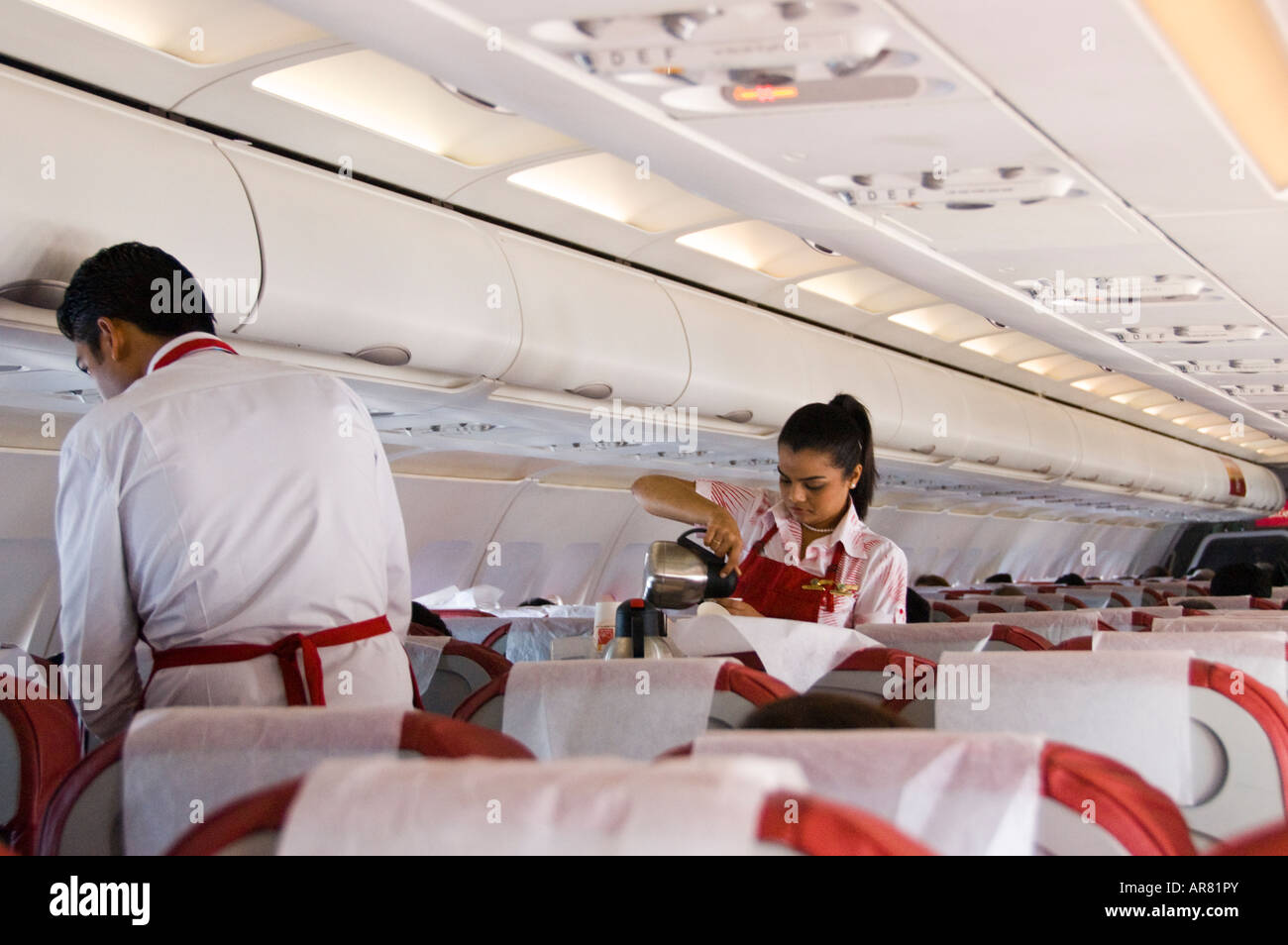 Stewardess serviert Kaffee auf einem Flug in Indien Stockfoto