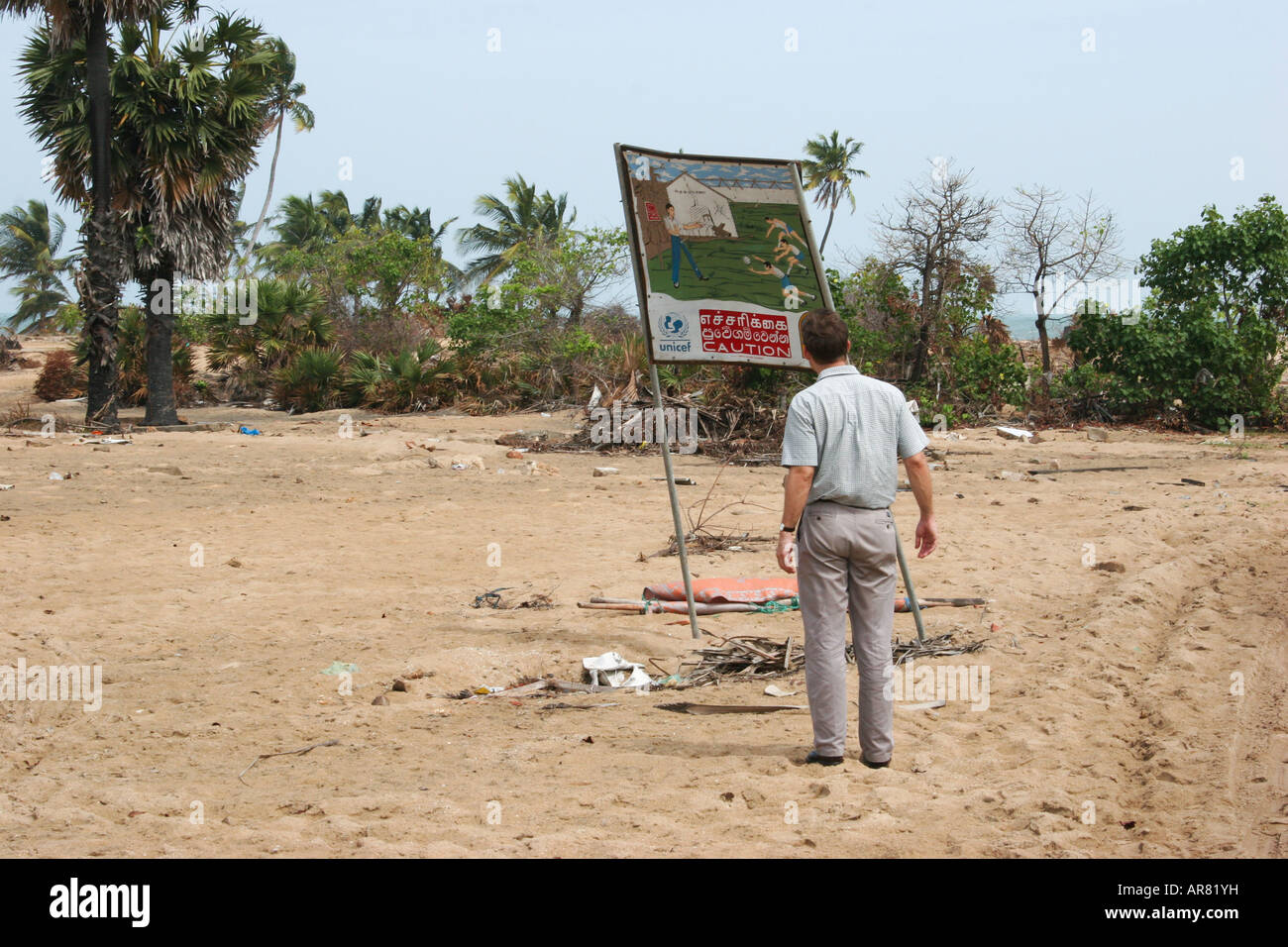 Menschen lesen Zeichen post Warnung für gegenwärtige Landminen in LTTE kontrollierten Gebieten auf Halbinsel Jaffna, Sri Lanka. Stockfoto