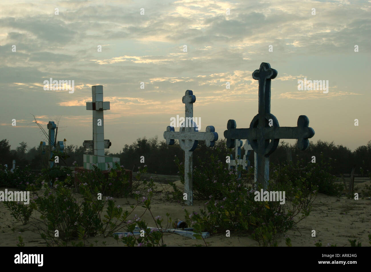 Gräber in den Sanddünen auf Jaffna Halbinsel der Opfer des Tsunami in Sri Lanka. Stockfoto