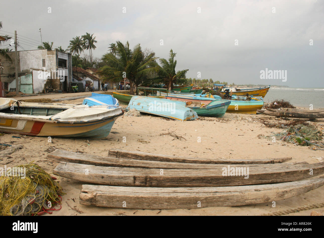 Boote am Strand nach dem Tsunami auf Halbinsel Jaffna, Sri Lanka 2004 beschädigt. Stockfoto