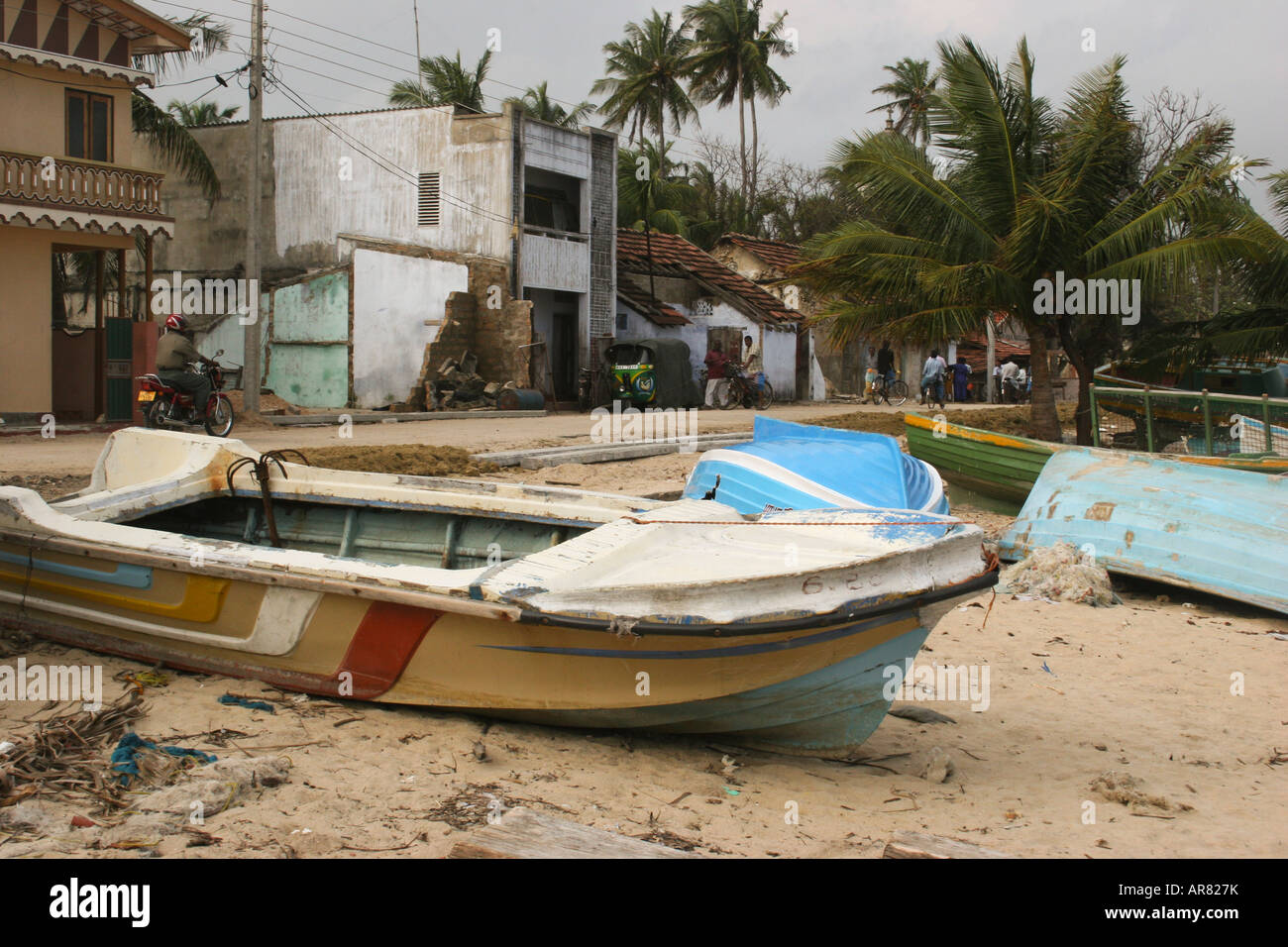 Boote am Strand nach dem Tsunami auf Halbinsel Jaffna, Sri Lanka 2004 beschädigt. Stockfoto