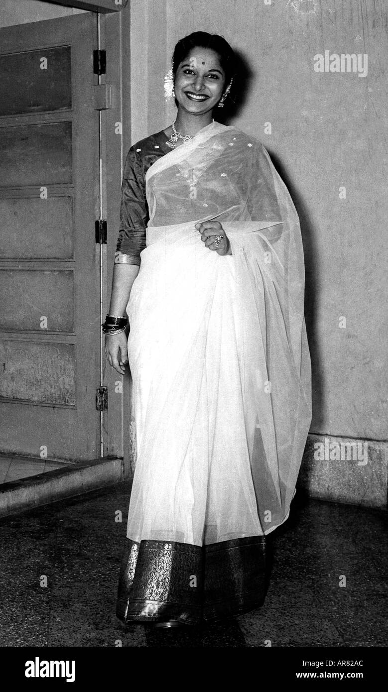Waheeda Rehman Indischer Filmstar berühmte bollywood-schauspielerin lächelnder Schauspieler in Saree Indien, Jahrgang 1900s. Stockfoto