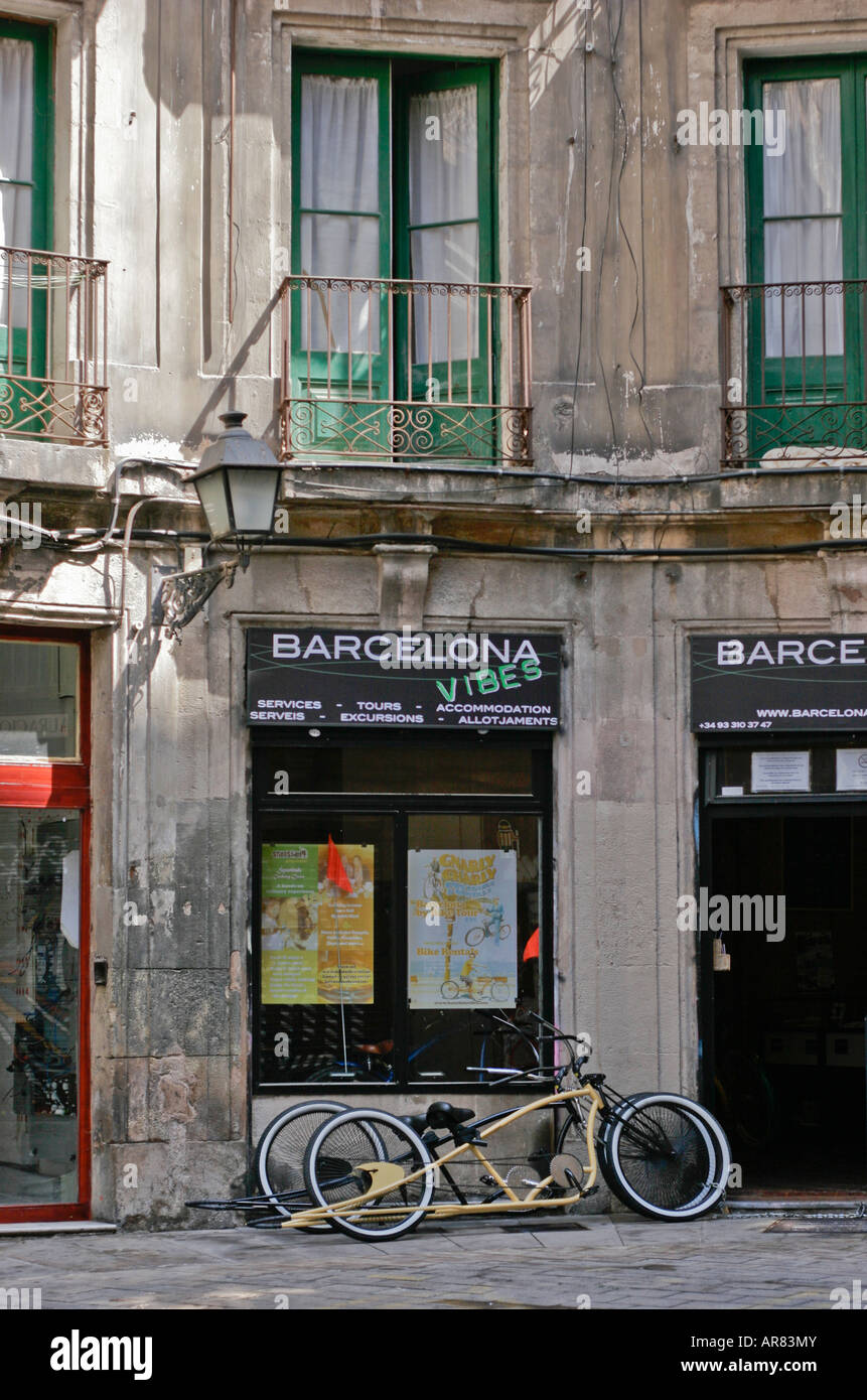 Barcelona-Bikeshop mit speziell angefertigten gelben Fahrrad außerhalb geparkt Stockfoto