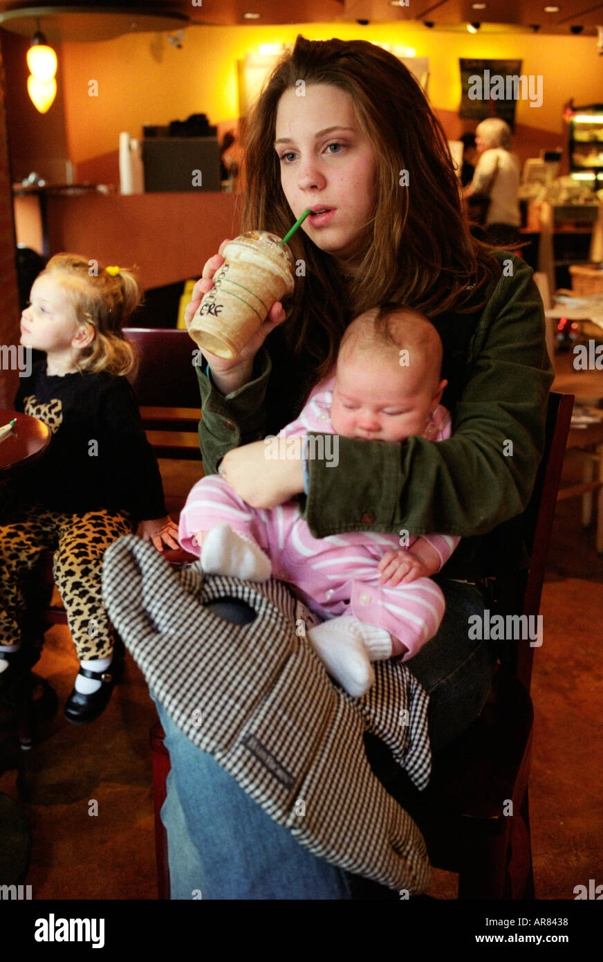 Teenager alleinerziehende Mutter mit Baby erschöpft und kämpfen, um fertig zu werden Stockfoto
