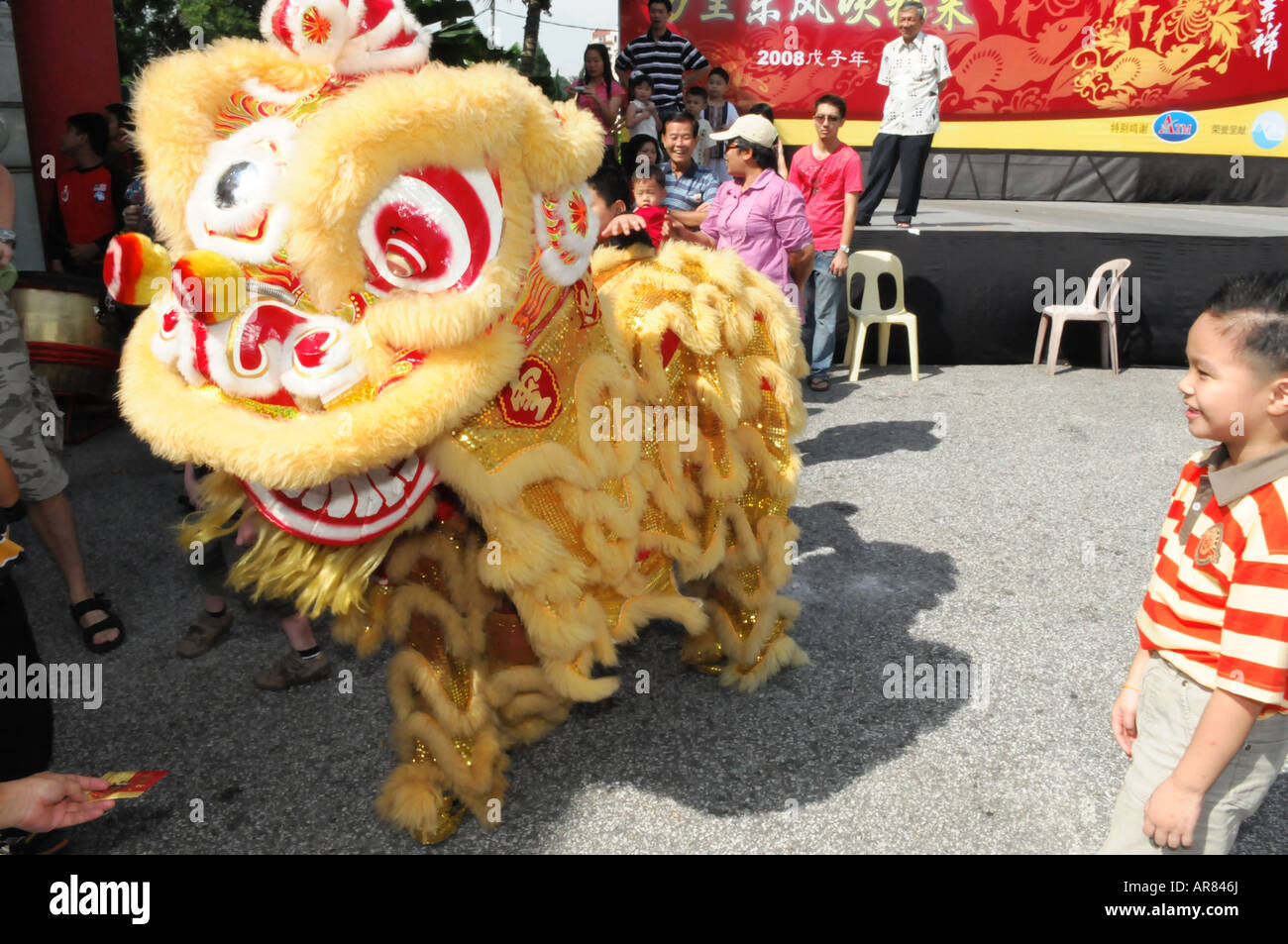 Ein Kind vor dem Löwentanz während Chinese New Year in Malaysia Stockfoto