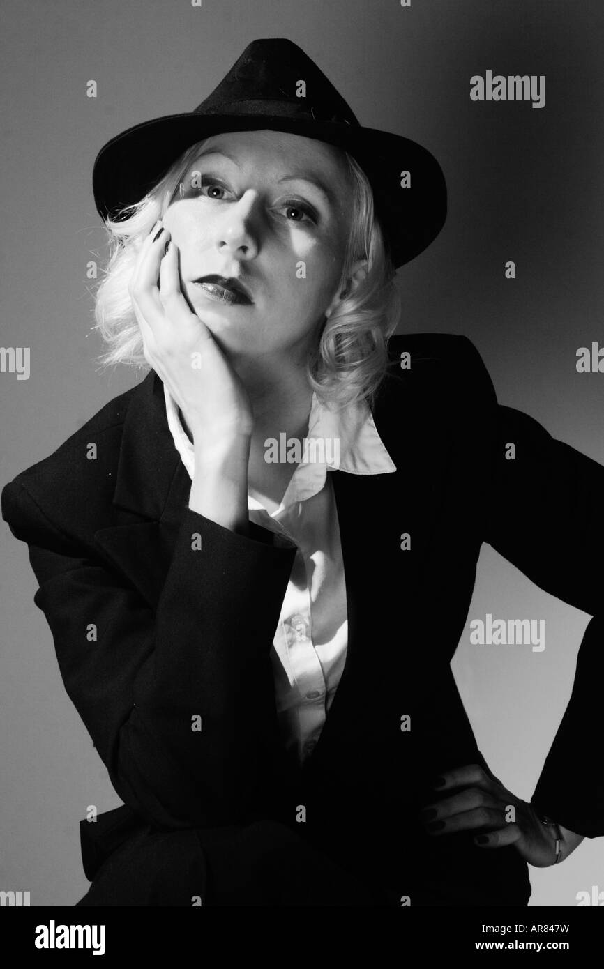 Schwarz / weiß Porträt einer jungen blonden Frau in einer 50er-Jahre-Film-Noir-Stil. Stockfoto
