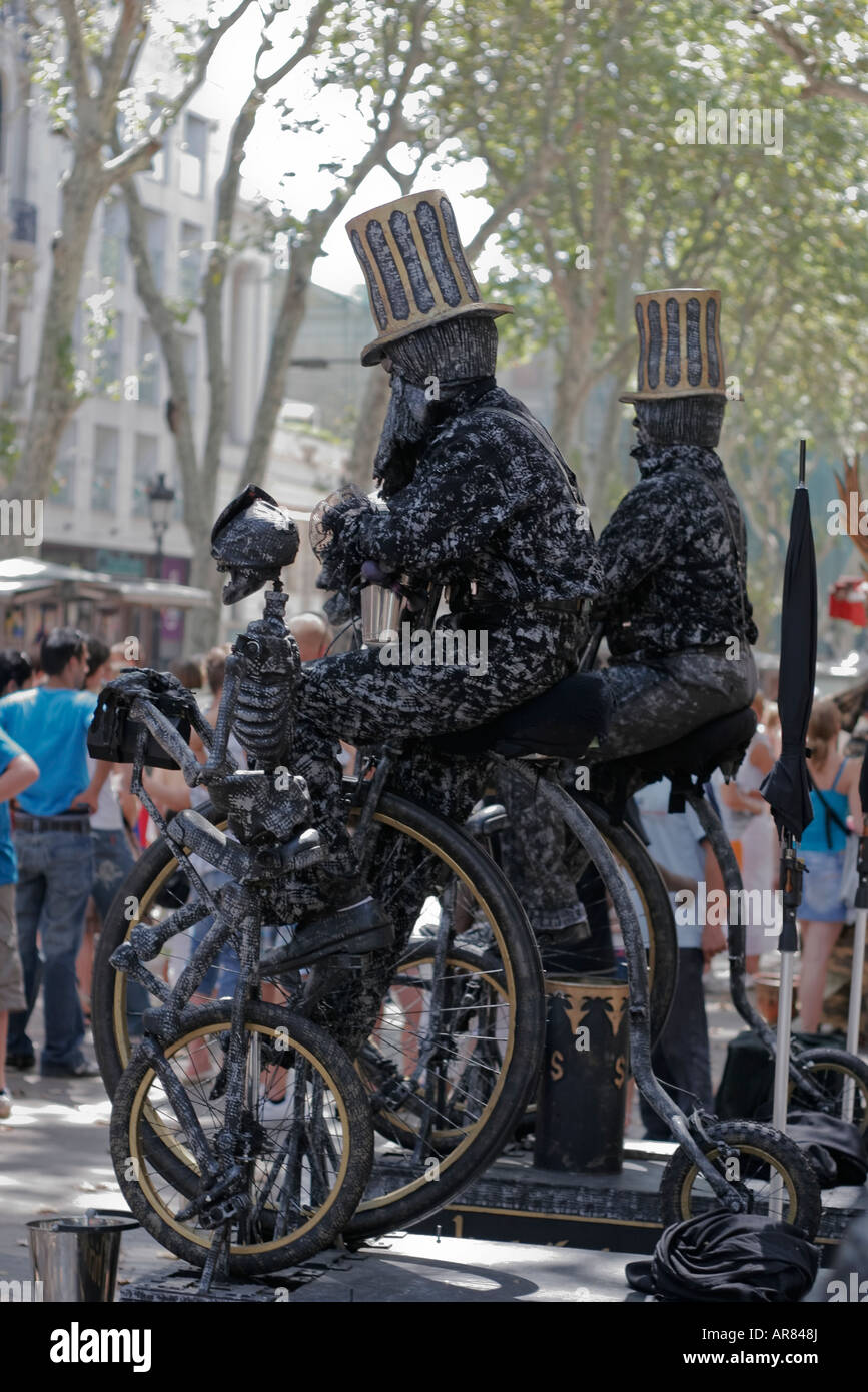 Zwei schwarze Männer in Top-Hats auf Fahrrädern in einer Straßentheater-Performance in "La Rambla" in Barcelona, Spanien Stockfoto