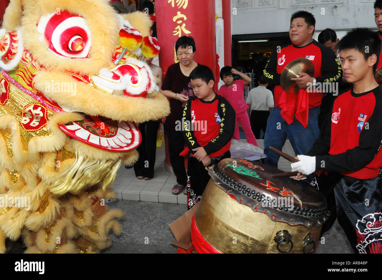 Darsteller in einem Löwentanz während Chinese New Year in Malaysia. Becken und Trommeln sind notwendige Beilagen Stockfoto