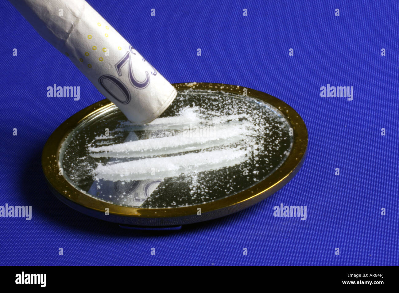 Sniffing Linien Kokain vor einem Spiegel Stockfoto