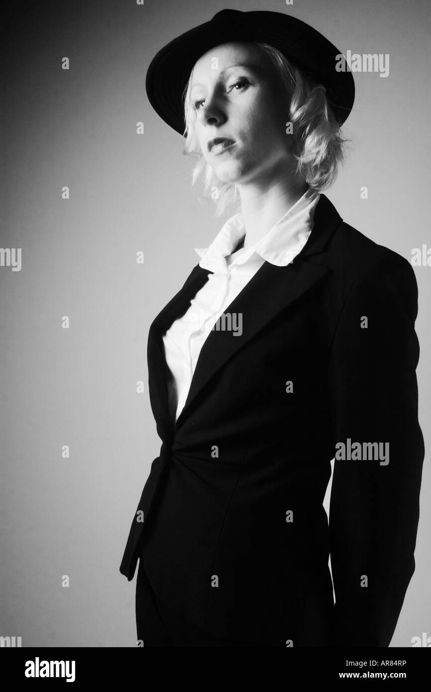 Schwarz / weiß Porträt einer jungen blonden Frau in einem Film-Noir-Stil. Stockfoto