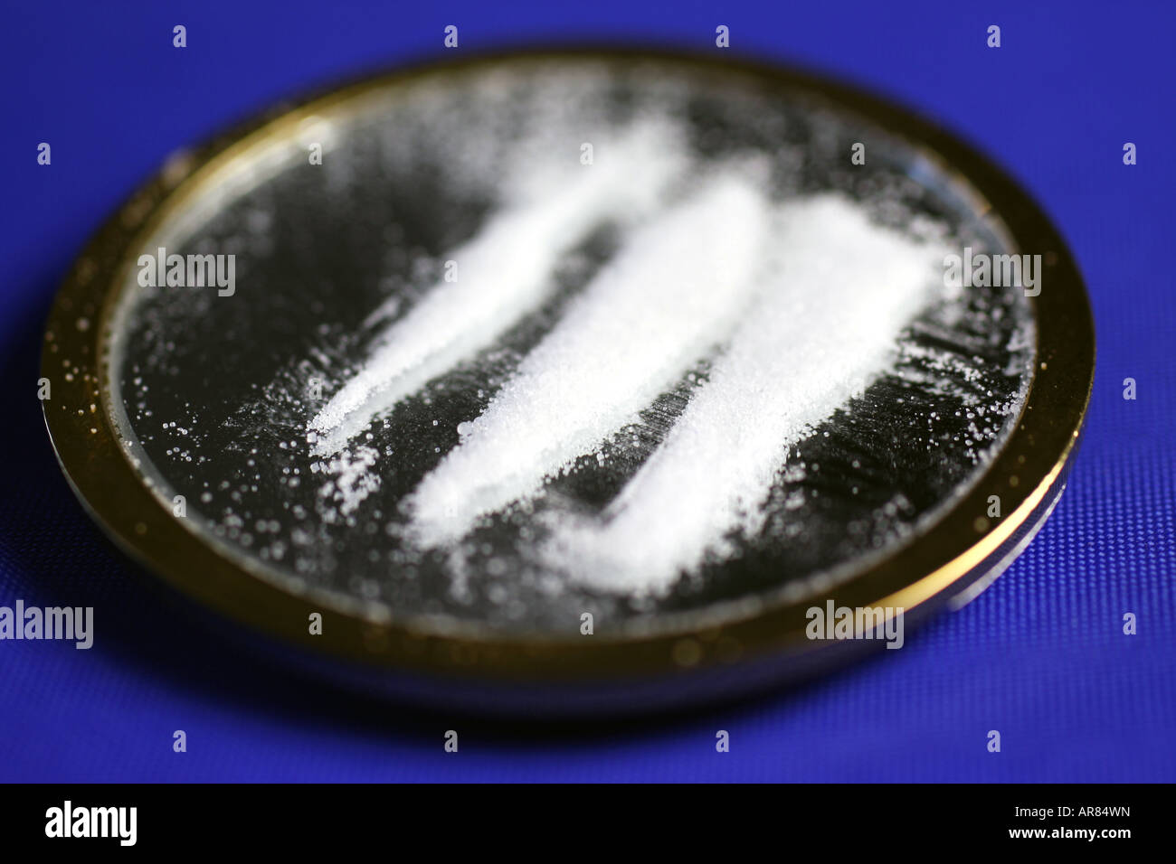 Linien Kokain auf einem Spiegel Stockfoto