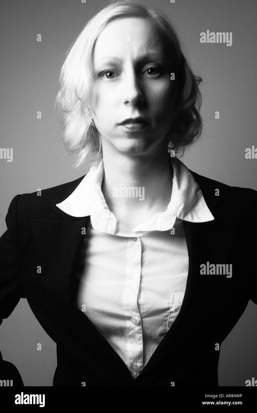Schwarz / weiß Porträt einer jungen blonden Frau in einem Film-Noir-Stil. Stockfoto