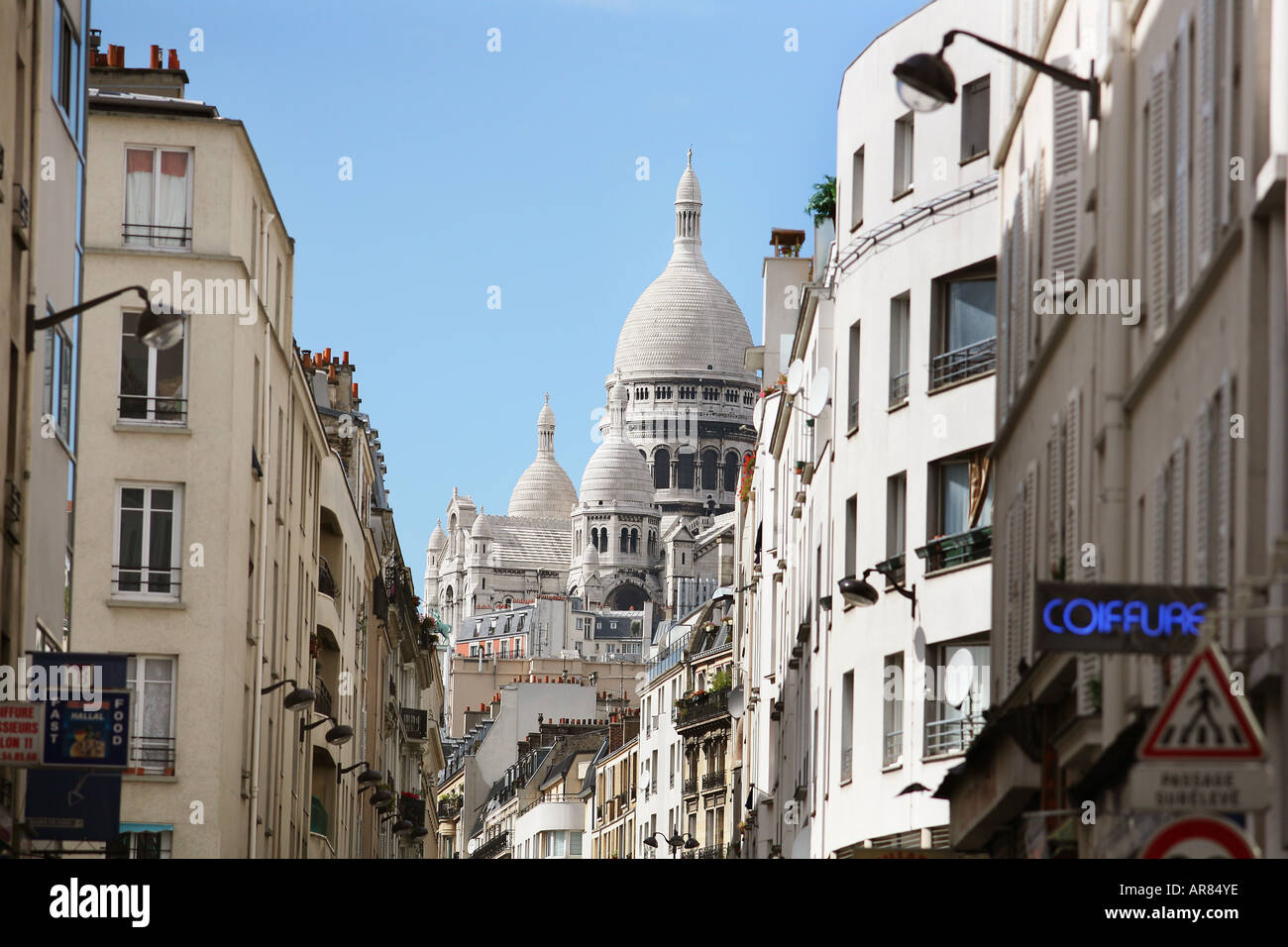 Straßenansicht der Sacre Cour in Paris Stockfoto