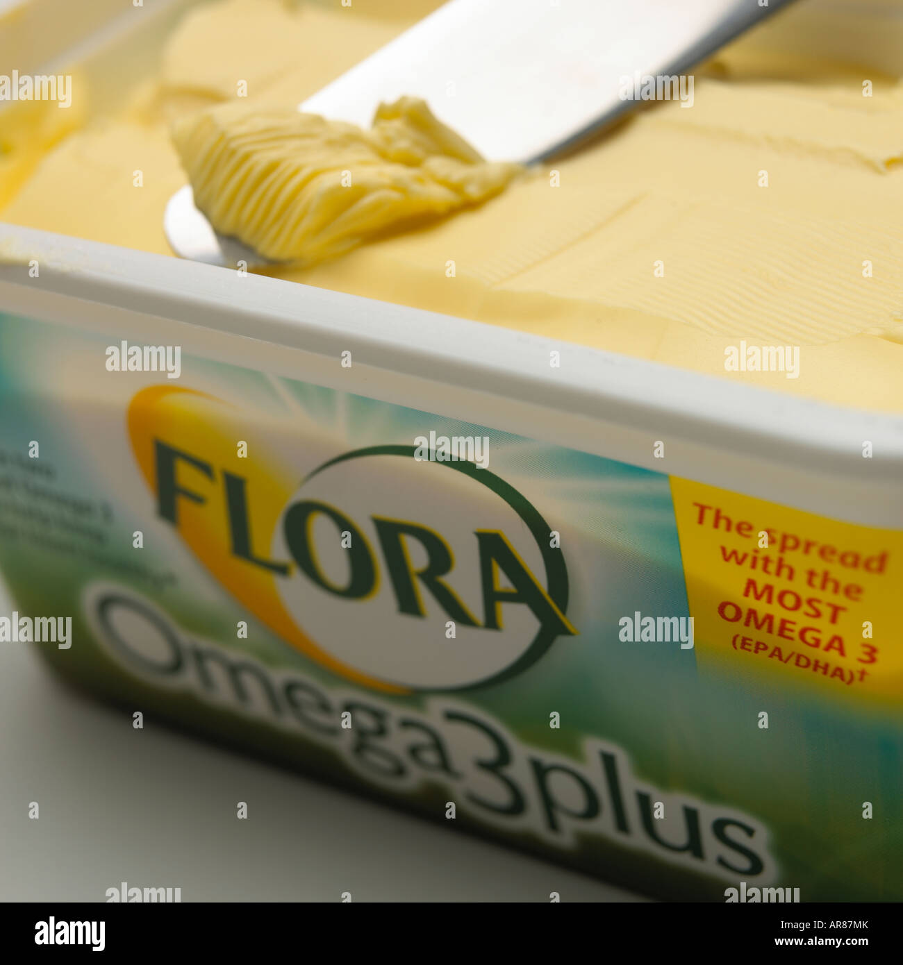 NAHAUFNAHME VON MESSER SCHNEIDEN DURCH FLORA OMEGA MARGARINE Stockfoto