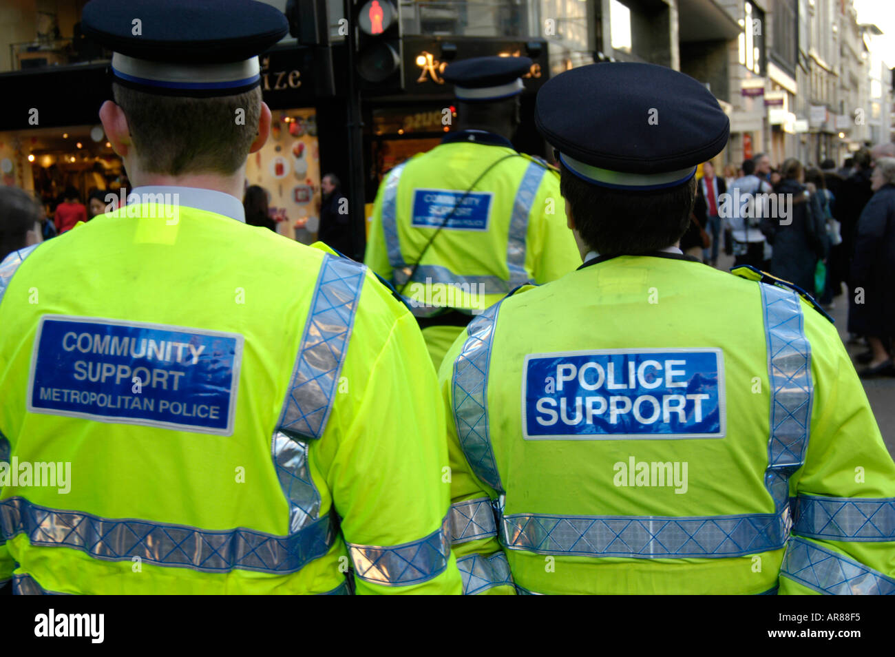 Metropolitan Police Community Support Officers patrouillieren in central London, England, UK Stockfoto