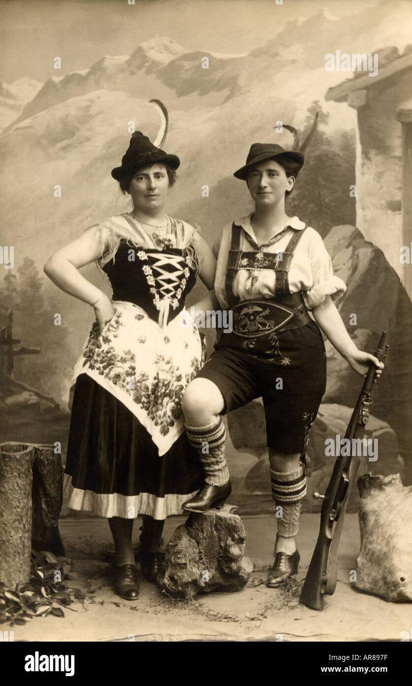 Porträt von Frauen tragen traditionellen Alpine Kleidung Stockfotografie -  Alamy