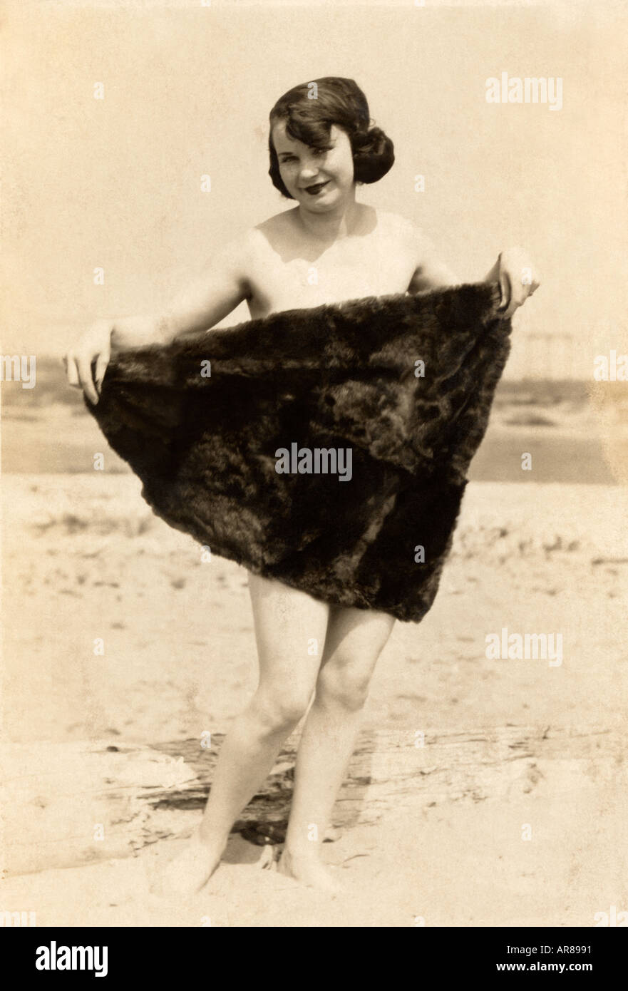 Vintage Bild der schüchterne Frau Holding bis Schild ihr Fell aus Sicht Stockfoto