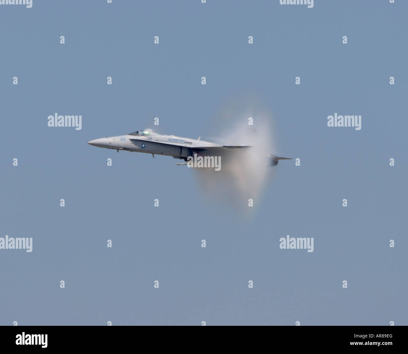 Eine f-18 Hornet eine Dampf-Wolke zu schaffen, wie es Überschallflug Ansätze Stockfoto