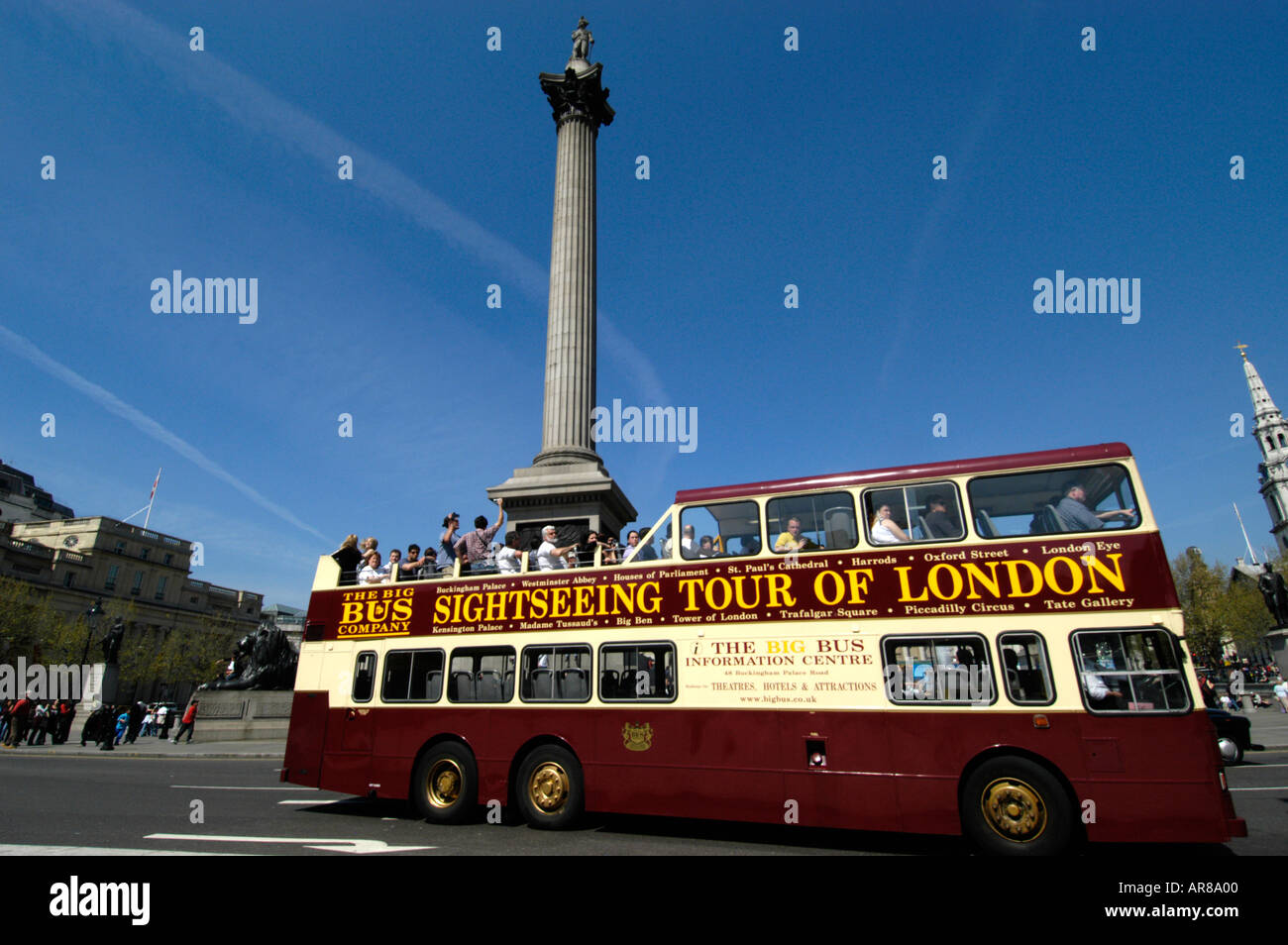 Touristen auf Doppeldecker sightseeing Big Bus am Nelson Säule, London England Großbritannien UK Stockfoto