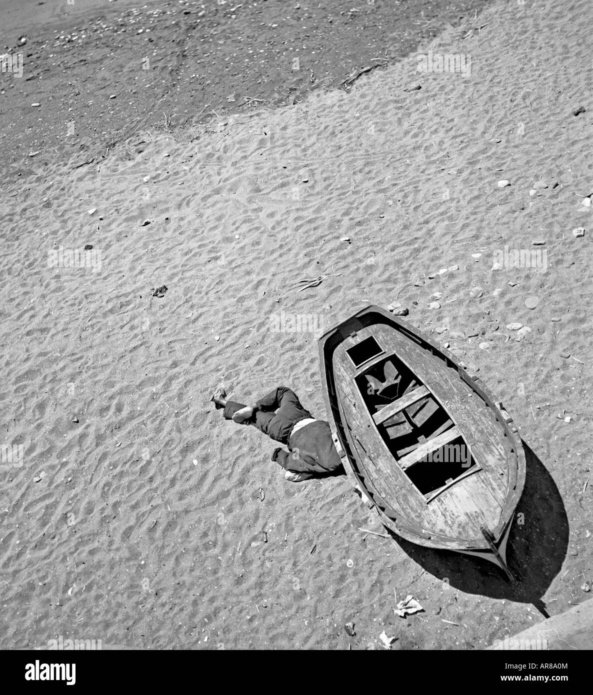 Mensch und Boot in den fünfziger Jahren Stockfoto