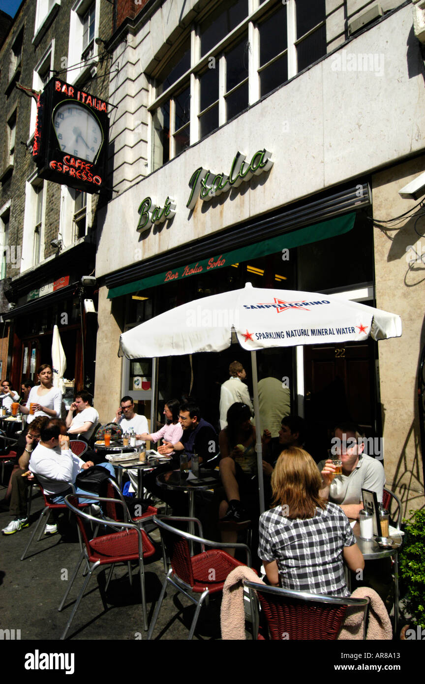 Leute sitzen außerhalb Bar Italia Cafe Soho London England Großbritannien UK Stockfoto