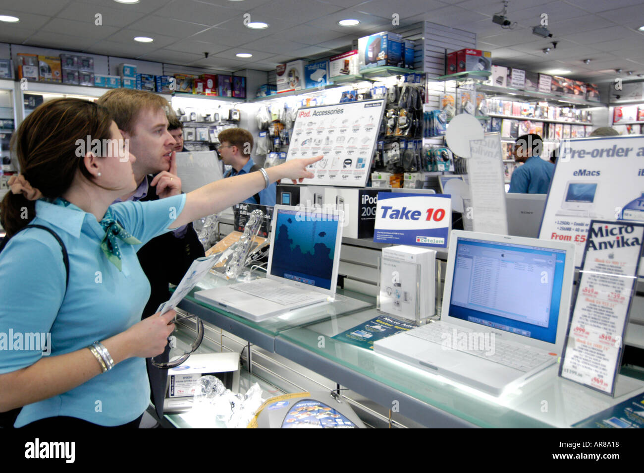 Shopping für Laptops in Micro Anvika paar speichern, London, England, Großbritannien, UK Stockfoto