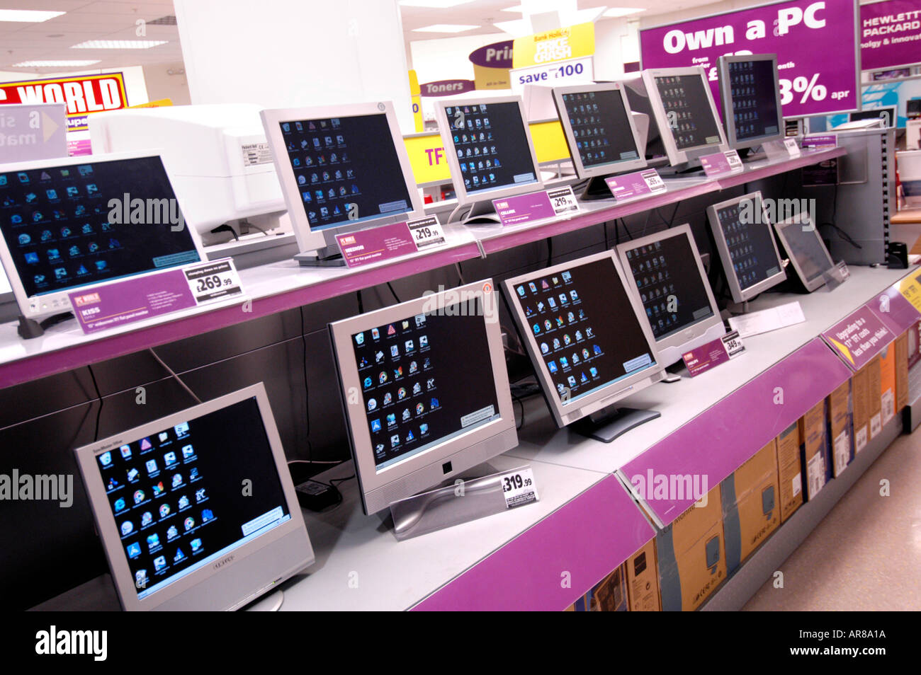Computer-Bildschirme bei PC-Welt Stockfoto