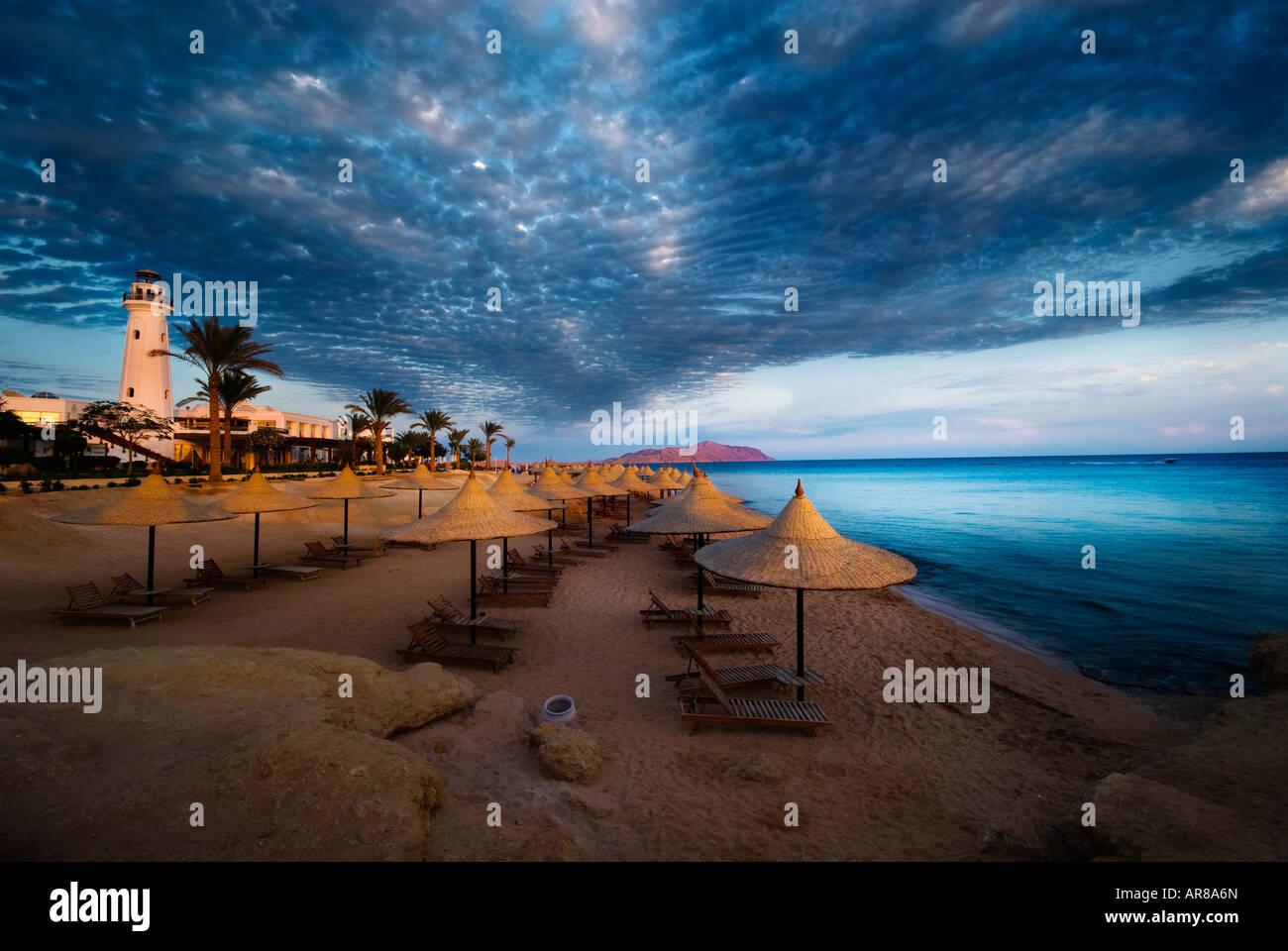 Sonnenuntergang und das türkisfarbene Meer in Sharm el Sheikh Ägypten Stockfoto