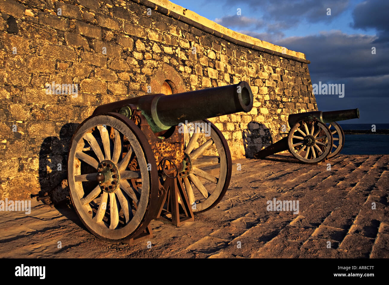 Kanonen auf der Küste Festung Burg Castillo de San Gabriel Arrecife Lanzarote Kanaren Spanien Stockfoto