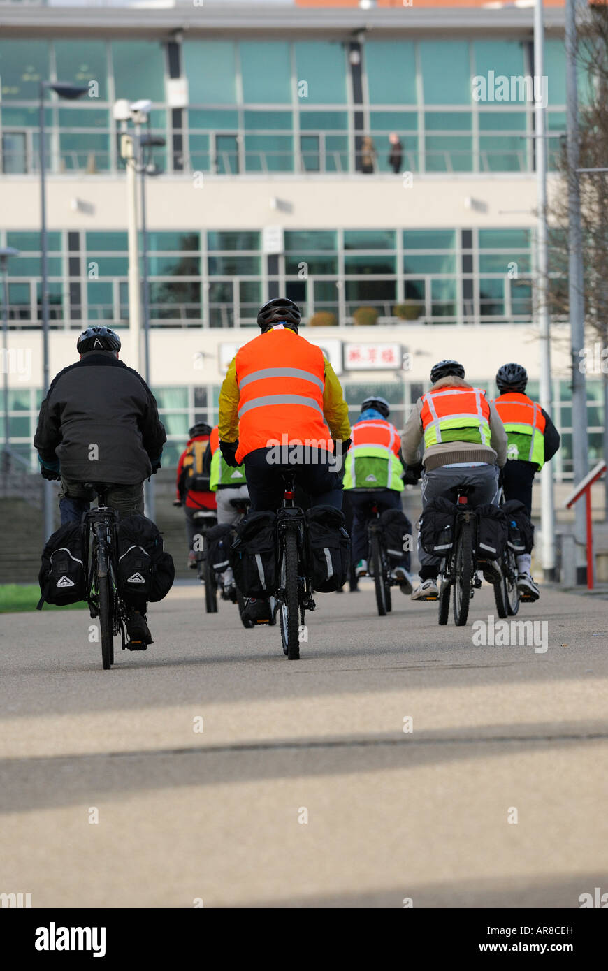 Eine Gruppe Radfahrer mit Warnschutz Jacken Stockfoto