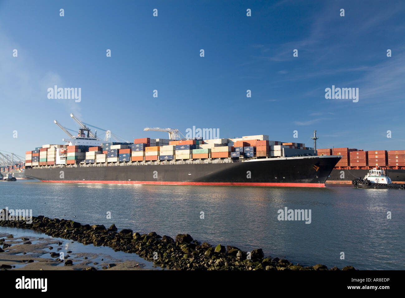 Containerschiff in Hafen von Oakland, Kalifornien Stockfoto