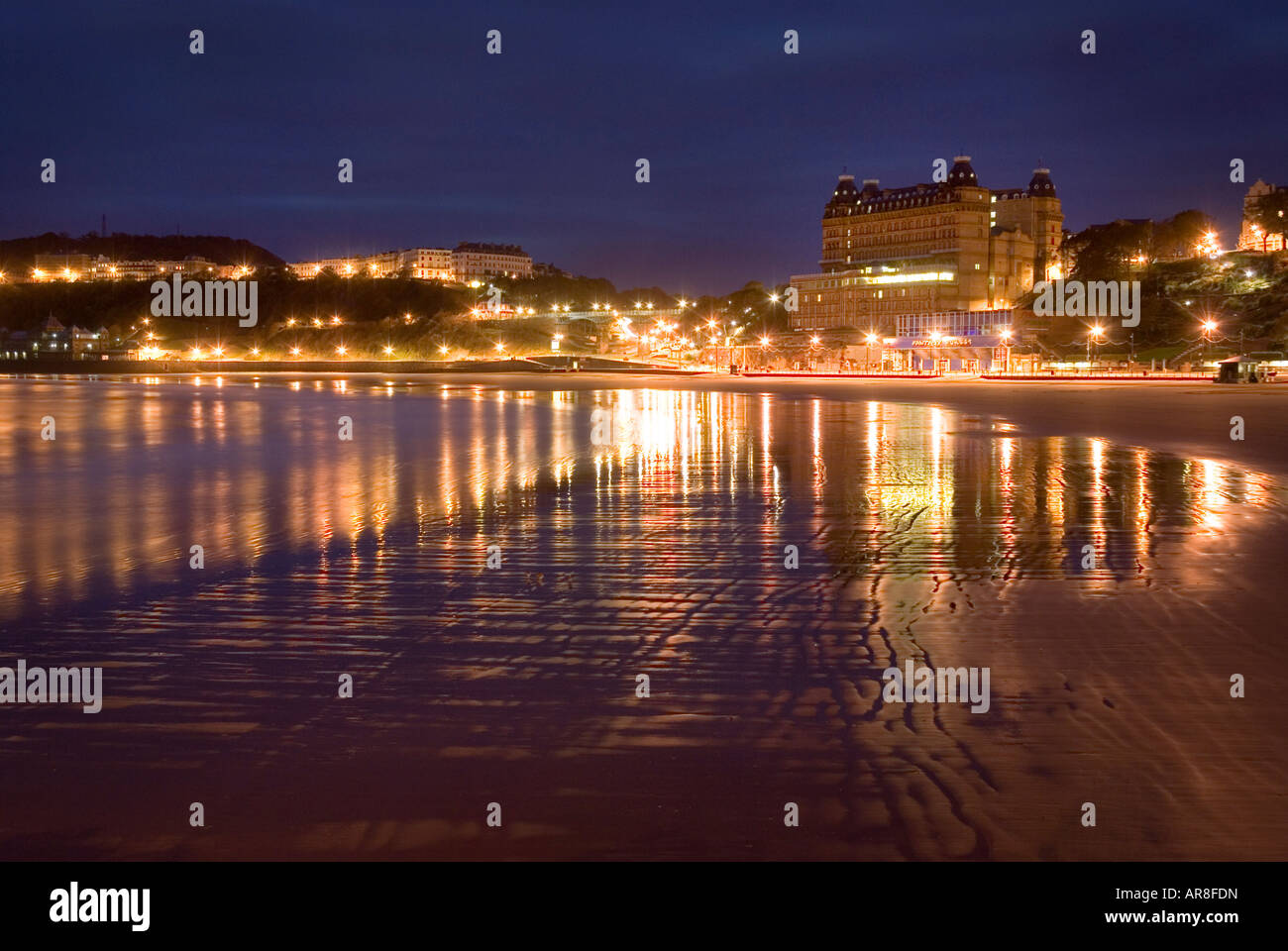 Das Grand Hotel-Scarborough im Morgengrauen vom Strand gesehen Stockfoto