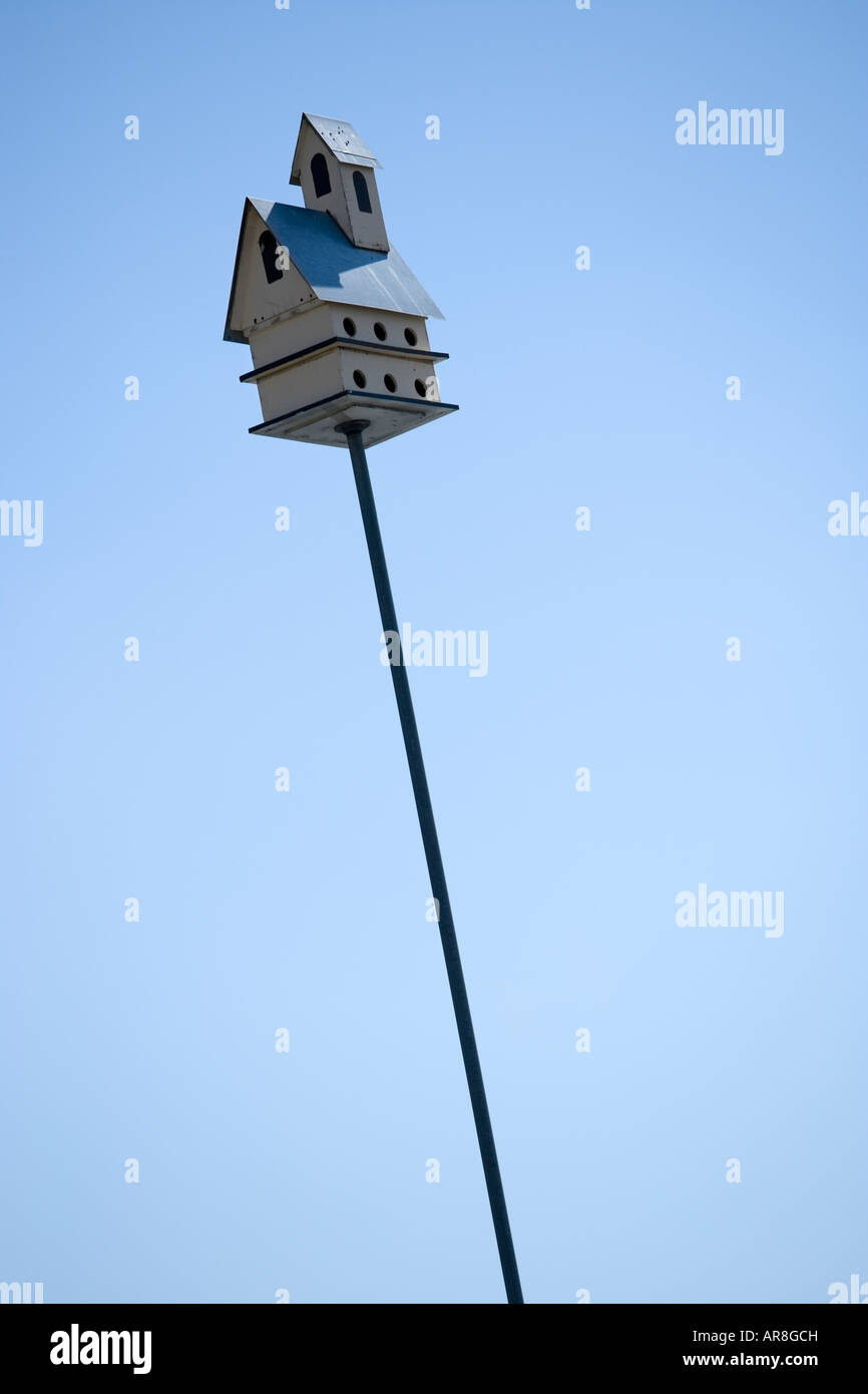 Vogelhaus, das aussieht wie eine Kirche mit einem Kirchturm Stockfoto