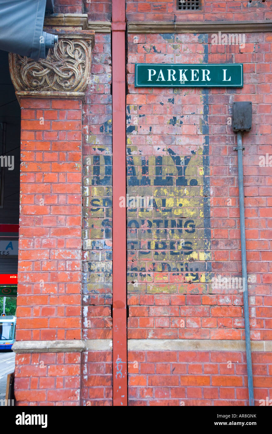 Alten verblichenen Zeitungswerbung auf eine Mauer in Sydney Australia Stockfoto