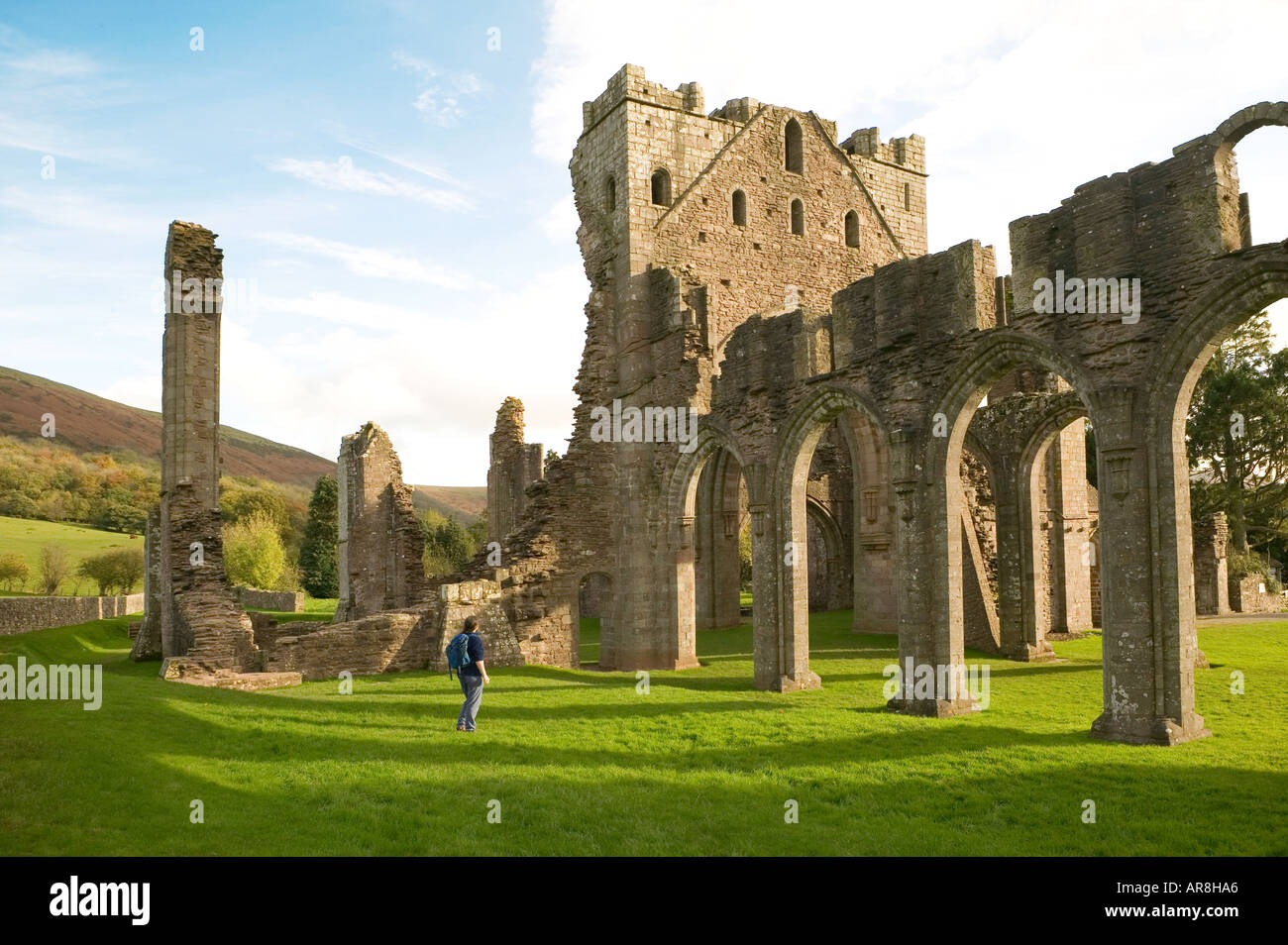 Weibliche Touristen in den Ruinen der Abtei Llanthony Llanthony Wales UK Stockfoto