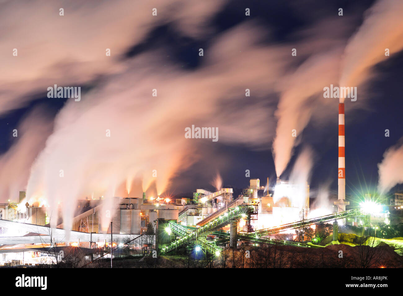 Industrielle Sägewerk in der Nacht Stockfoto