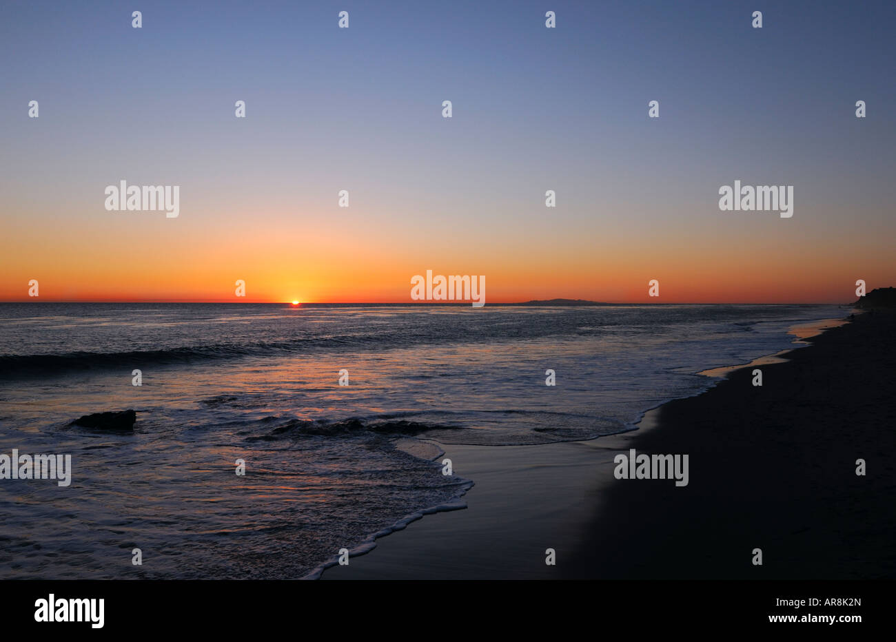 Ein schöner kommt Wintertag zu einem Ende mit einem schönen Sonnenuntergang am Leo Carillo State Park in Malibu, Kalifornien. Stockfoto
