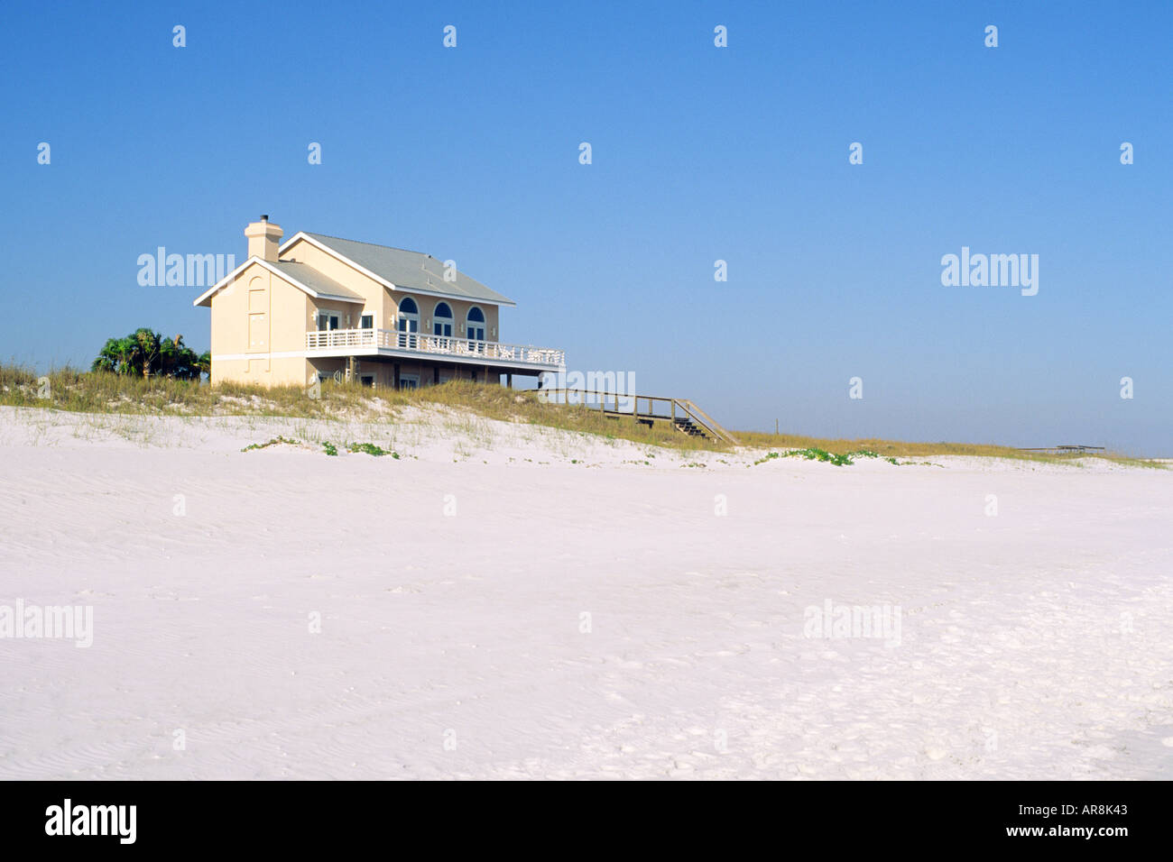 Strandhaus am weißen Strand von Pensacola Beach auf der Insel Santa Rosa an der Golfküste der nördlichen Florida, USA Stockfoto
