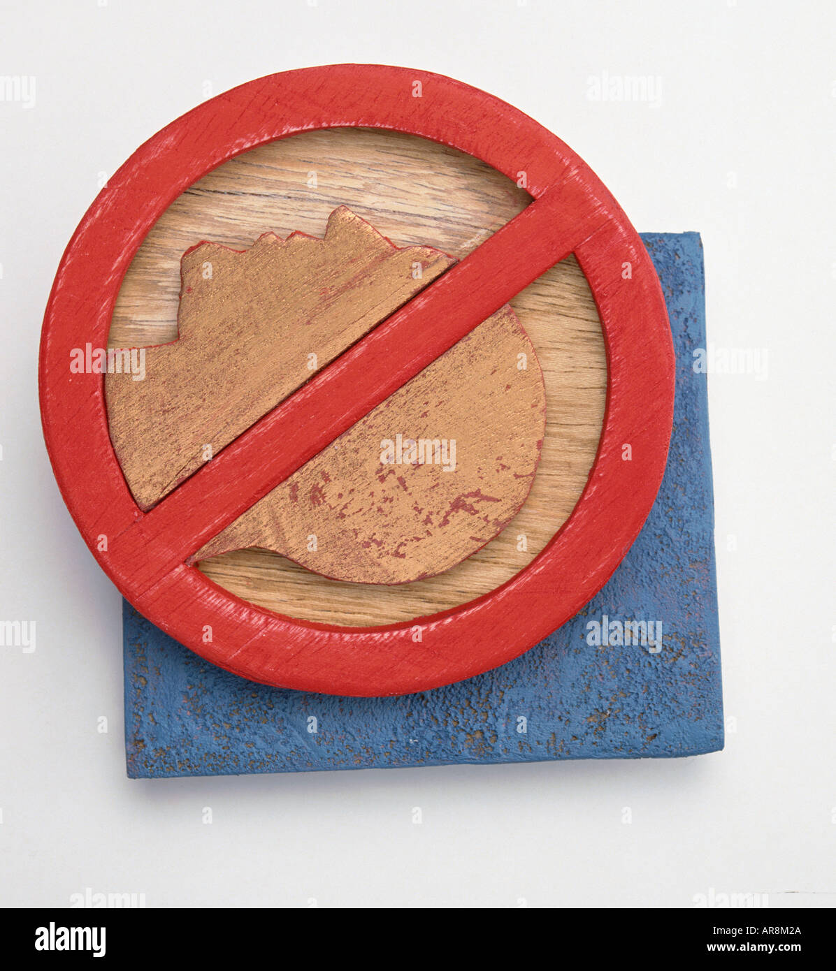 Holzkopf im Profil in hölzernen Kreis, rot verboten Schild durchstreichen, blauen Hintergrund. Stockfoto