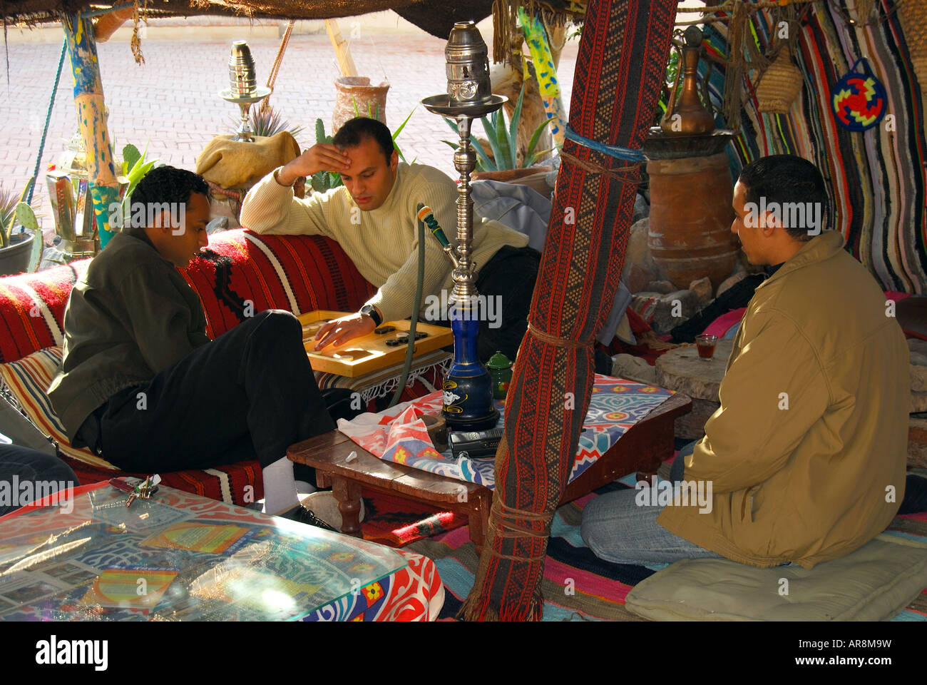 Männer, die Tee im Beduinen Zelt, Taba Heights, Sinai, Ägypten Stockfoto