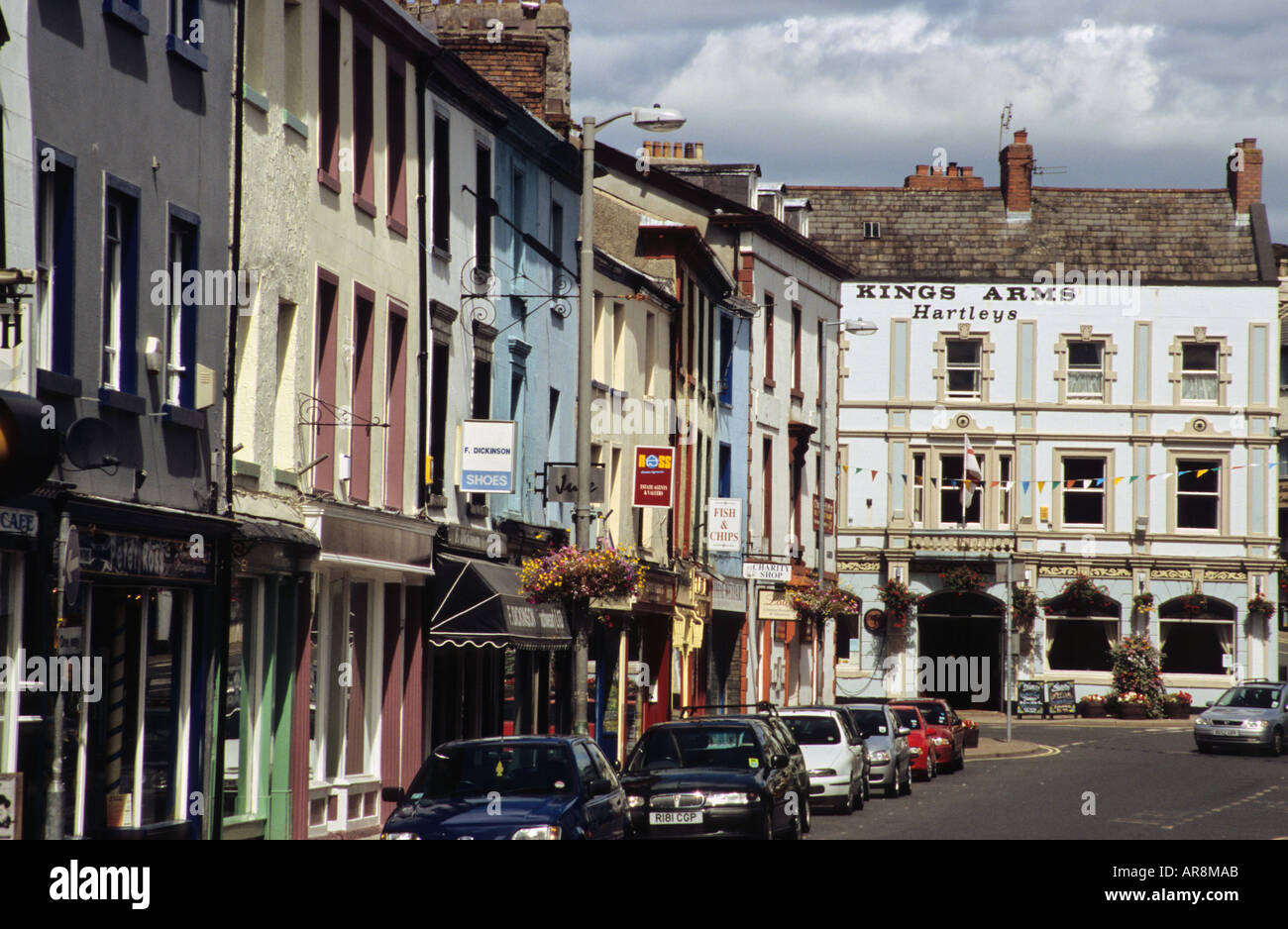 King Street mit Blick auf das Kings Arms Pub in Ulverston Stockfoto