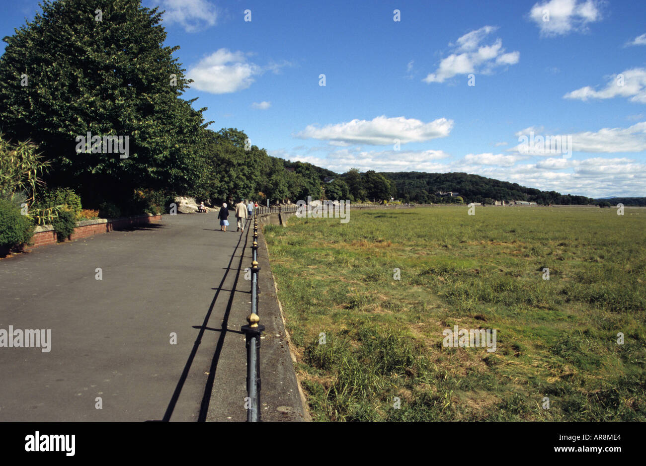 Die Esplanade um Morecambe Bay im Grange über Sands in Cumbria Stockfoto