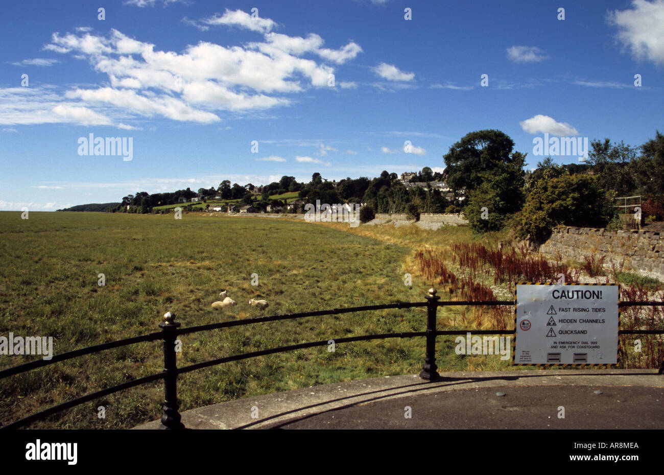 Warnschild am Ende der Esplanade Runde Morecambe Bay im Grange über Sands in Cumbria Stockfoto