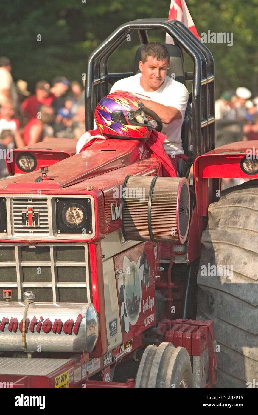 Mann auf geänderte Traktor Stockfoto