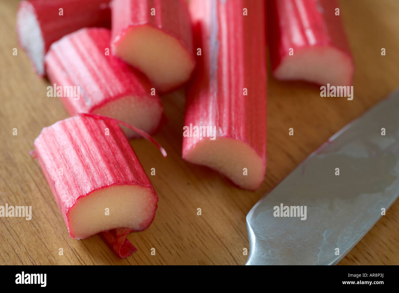 Rhabarber auf Schneidebrett Stockfoto