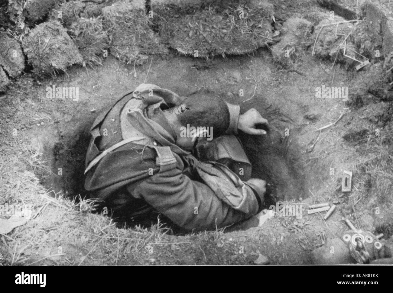 Veranstaltungen, Erster Weltkrieg/erster Weltkrieg, Balkanfront, Rumänien, totgekommender rumänischer Soldat in Foxhole, 1916, Stockfoto